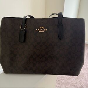 COACH Large Signature Tote Bag - Like New, Chic, Funcional